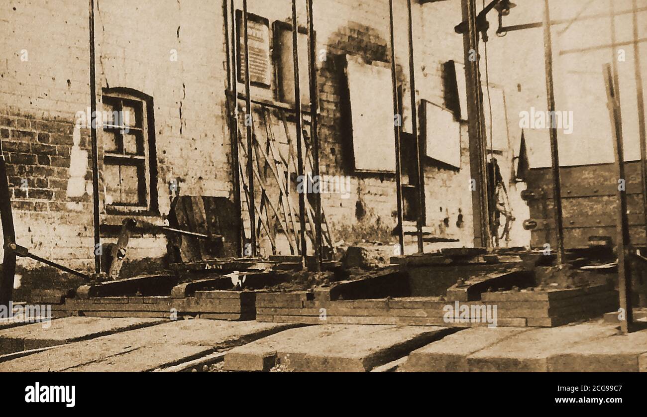 Le Coal Strike & Lockout de 1921 a quitté cette tête de fosse du sud du pays de Galles avec ses arbres couverts . Dans l'ensemble, les syndicats ont toutefois choisi de ne pas soutenir les mineurs, ce qui a entraîné UN VENDREDI NOIR. Dans l'histoire du travail britannique, la journée se réfère au 15 avril 1921, lorsque les dirigeants des syndicats des transports et du rail ont annoncé la décision de ne pas appeler à une grève en faveur des mineurs. Les travailleurs de ces syndicats ont toutefois estimé que la décision constituait une violation de la solidarité et une trahison des mineurs. L'industrie a été décontrôlée le 31 mars 1921. Les mineurs qui ont refusé d'accepter les réductions ont été enfermés. Banque D'Images