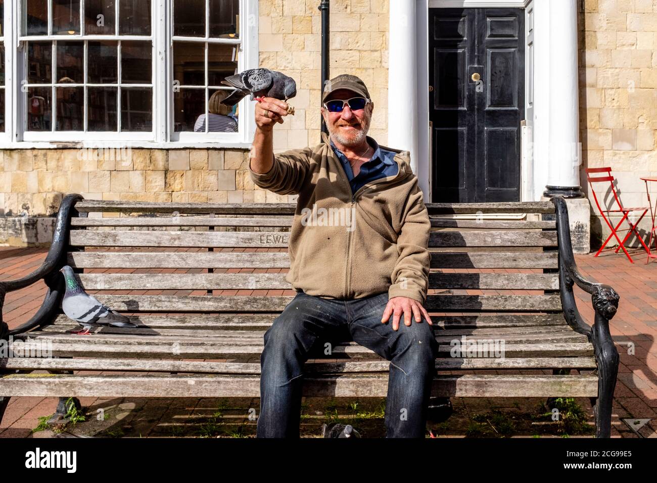 Un homme local qui nourrit les cochons, High Street, Lewes, East Sussex, Royaume-Uni. Banque D'Images
