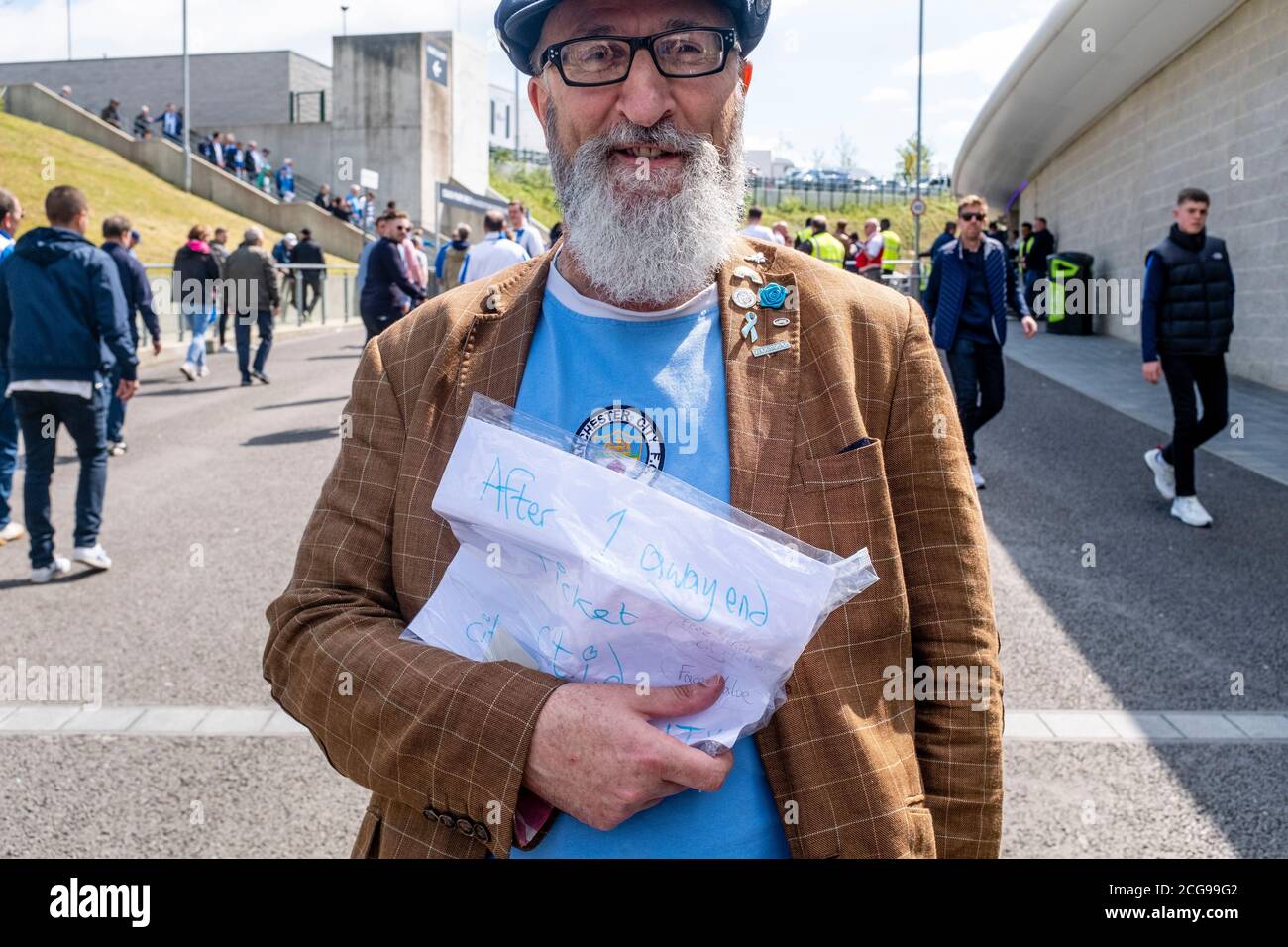 Un fan de football de Manchester City cherche UN billet de rechange à l'extérieur du stade Amex pour le match final de la saison et le premier championnat de titre Clincher. Banque D'Images