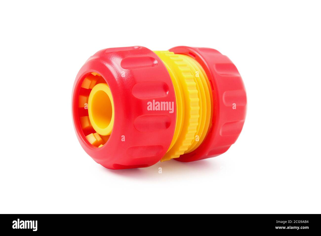 Raccord en plastique pour le raccordement des tuyaux d'arrosage isolés sur du blanc Banque D'Images