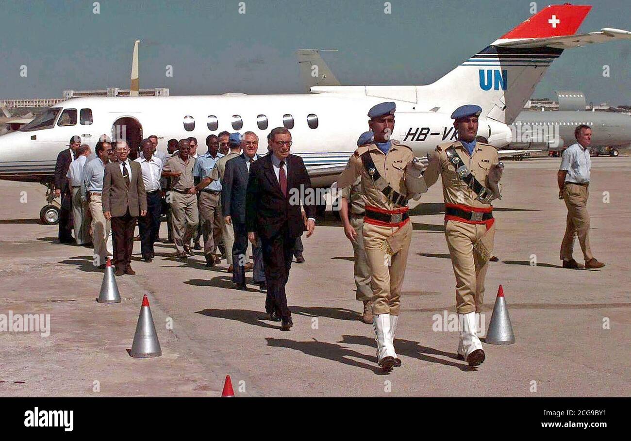 Tout droit tiré du Secrétaire général Boutros Burtros-Ghali pendant qu'il marche avec une escorte militaire pakistanais loin de son organisation des Nations Unies à l'aéroport de Mogadishu Lear Jet. D'autres dignitaires de l'ONU à pied derrière l'Secrectary Général. Le Secrétaire général est en Somalie pour des réunions et des séances d'information sur l'Opération Restore Hope. Banque D'Images