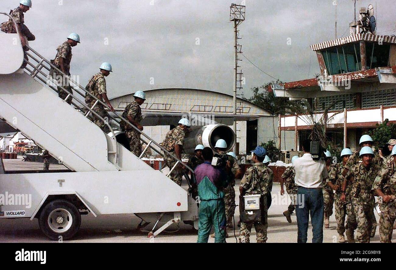 Les troupes égyptiennes, à la lumière de l'Organisation des Nations Unies, les casques bleus à pied en bas des escaliers mobiles à l'aéroport de Mogadishu. Le 3e Bataillon, Brigade fichier troupes off un avion égyptien 747 (non illustré). Ils sont dans le pays d'apporter un soutien à l'Équipe spéciale des Nations Unies qui est à l'appui des opérations Restore Hope en Somalie. Banque D'Images