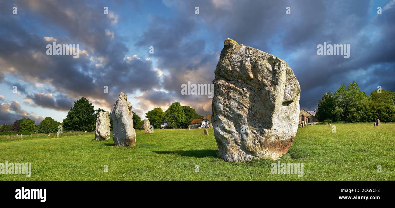 Avebury Pierre debout néolithique cercle le plus grand d'Angleterre, Wiltshire, Angleterre, Europe Banque D'Images