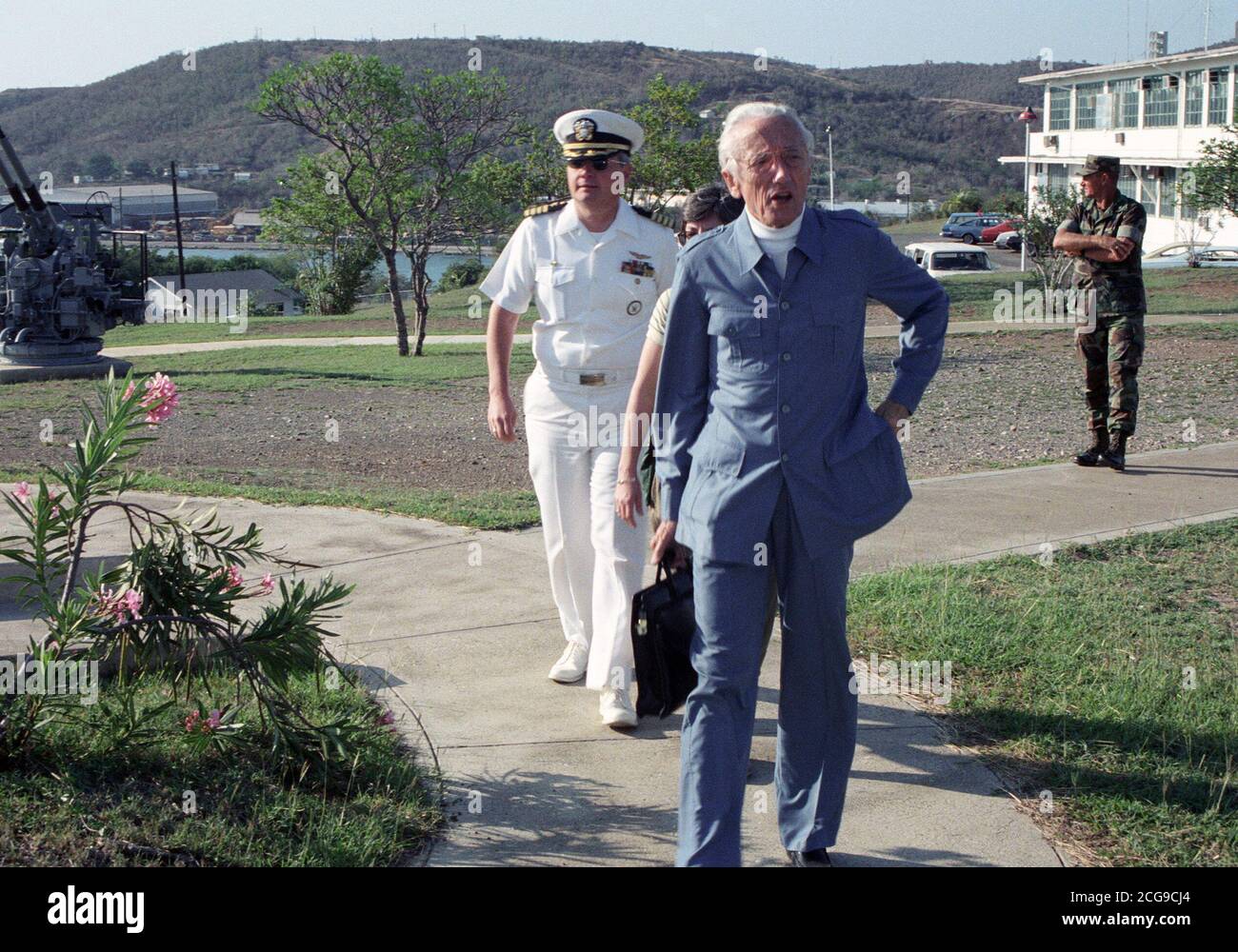 L'explorateur Jacques Cousteau arrive du côté communiste de l'île où il a étudié l'écologie des eaux entourant l'île. Banque D'Images