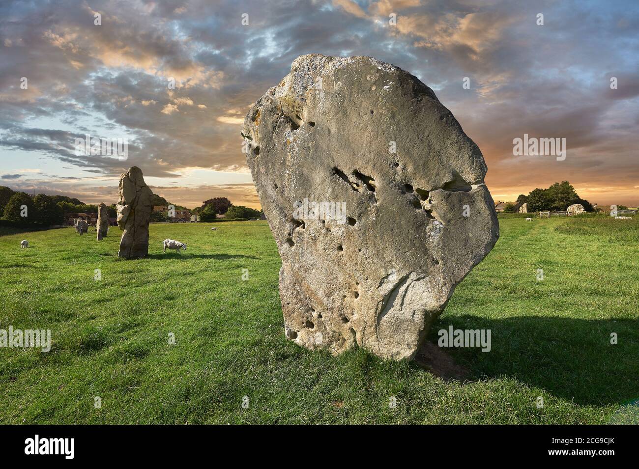 Avebury Pierre debout néolithique cercle le plus grand d'Angleterre au coucher du soleil, Wiltshire, Angleterre, Europe Banque D'Images