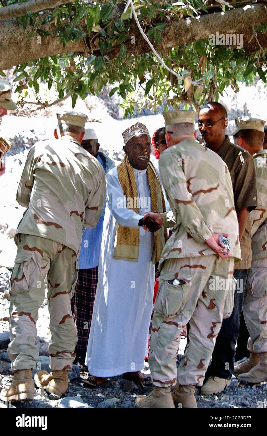 2006 - Le sultan de Tadjourah le Abdoulaker Moumat Honorable Houmed (centre), salue des US Navy (USN) le personnel affecté à la force opérationnelle interarmées combinée de la Corne de l'Afrique (CJTF HOA), au cours d'une visite à son invité dans la maison Bankouale, à Djibouti. Banque D'Images