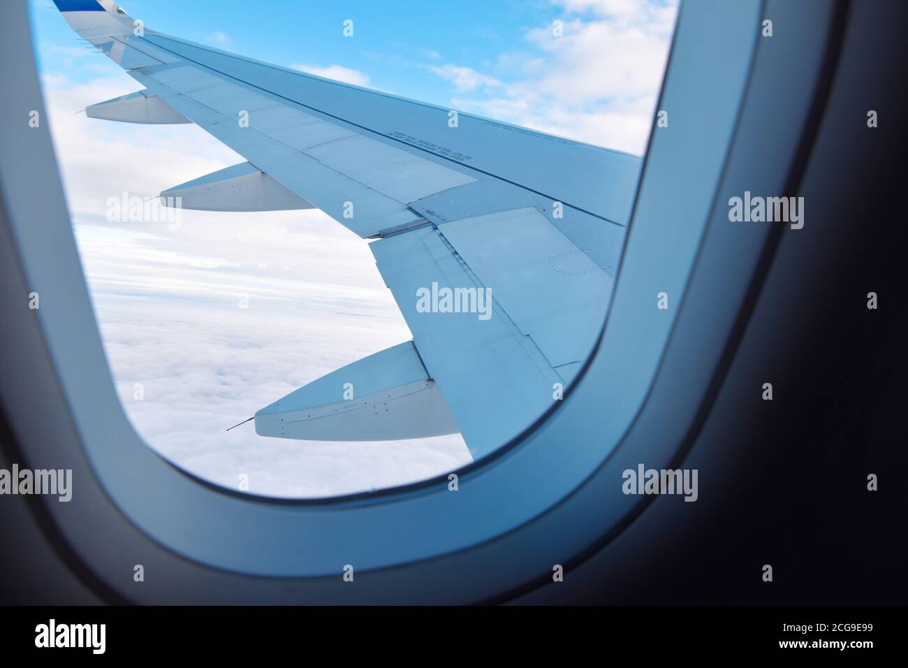 Vue des passagers de l'avion sur une aile avec ciel de jour. Banque D'Images