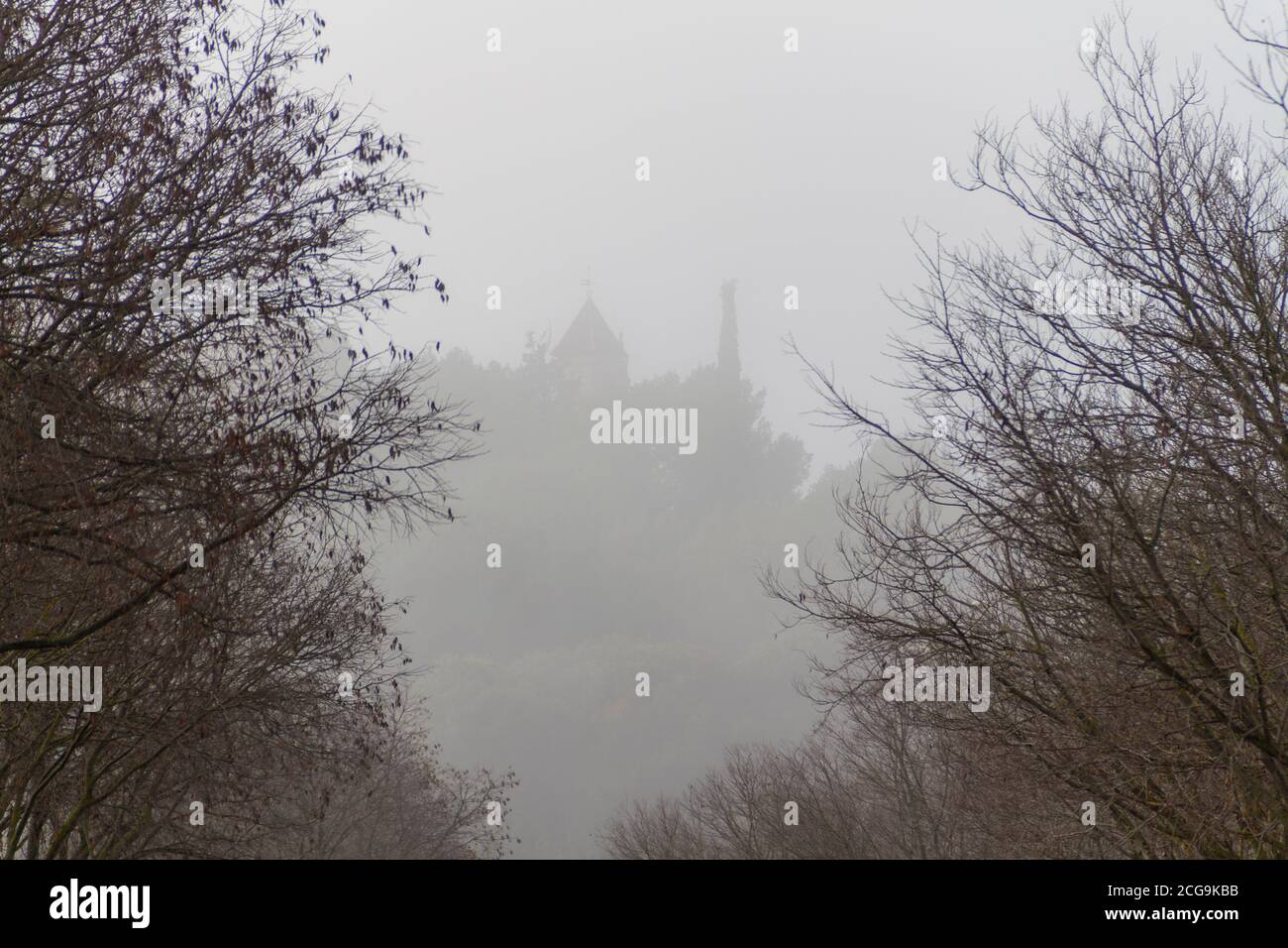 Hermitage de San Jorge dans le brouillard. Huesca (Espagne) Banque D'Images