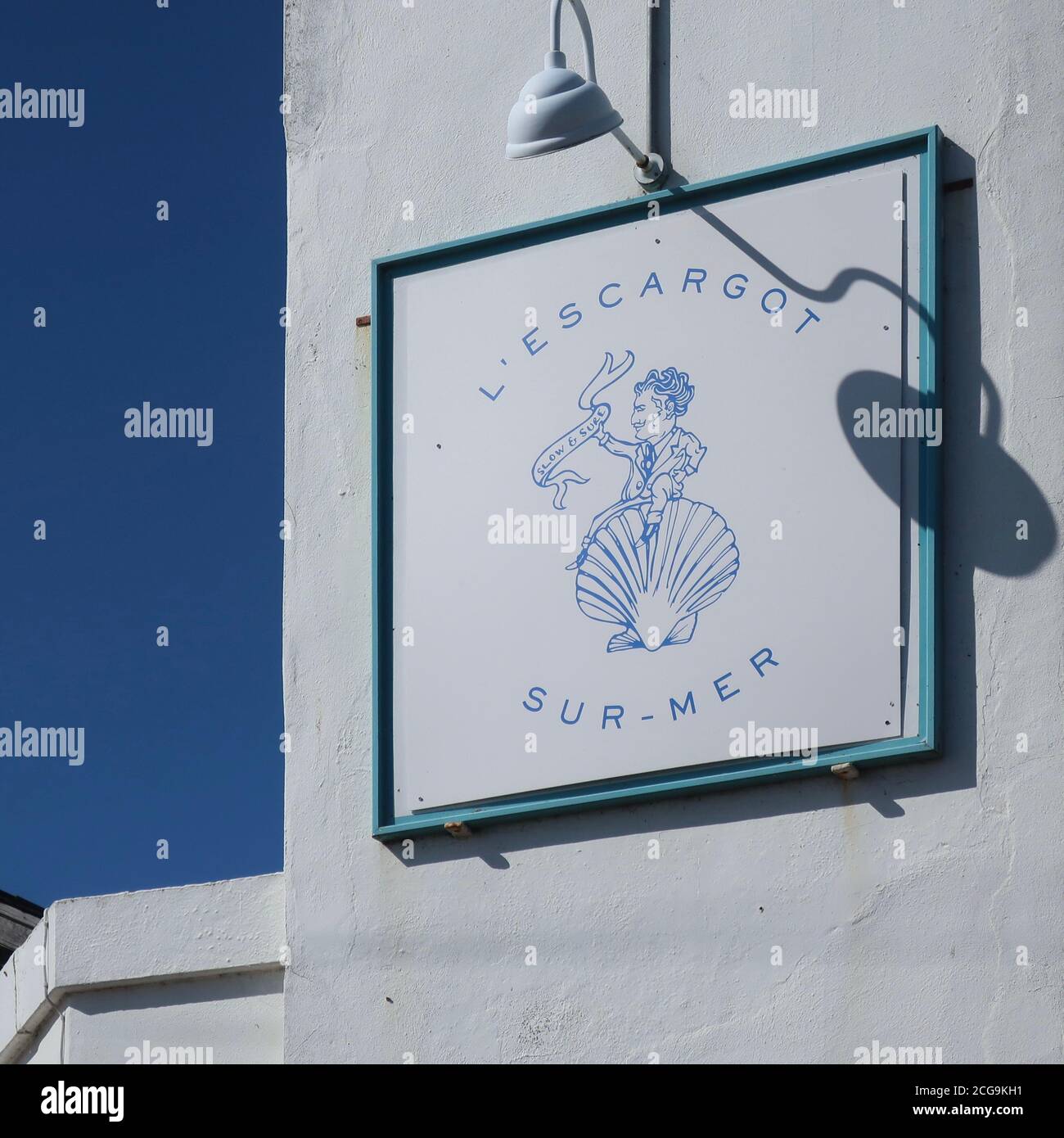 Aldeburgh, Suffolk, Royaume-Uni - 9 septembre 2020 : un jour d'automne brillant sur la côte est de l'Anglia. Panneau du restaurant l'escargot sur mer. Banque D'Images