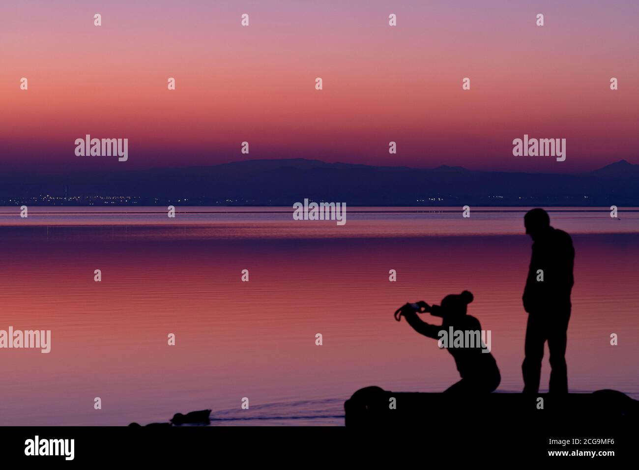 Couple makin images du coucher de soleil à Albufera, un lac près de Valence Banque D'Images