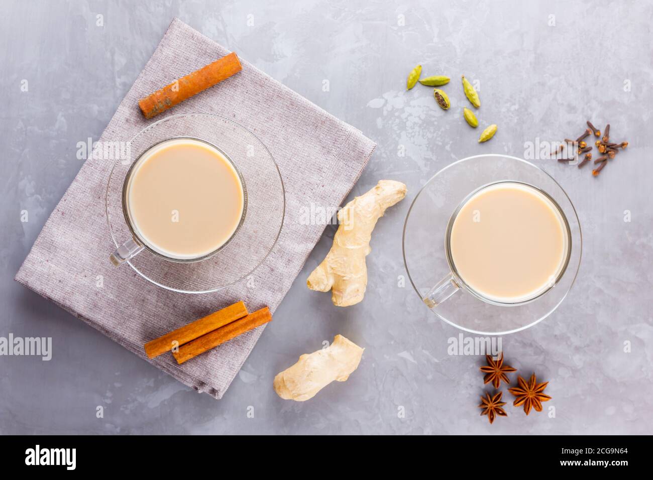 Thé Chai de masala. Boisson traditionnelle indienne - thé masala avec épices sur fond gris. Vue de dessus Banque D'Images