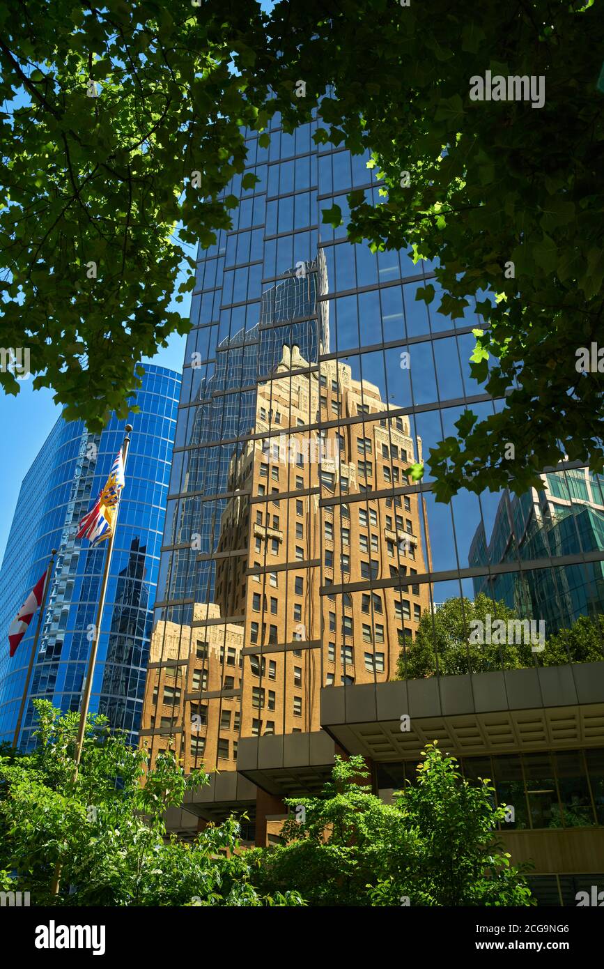 Bâtiment marin historique de Vancouver. L'édifice marin historique se reflète dans une tour de bureaux du centre-ville de Vancouver. Colombie-Britannique, Canada. Banque D'Images