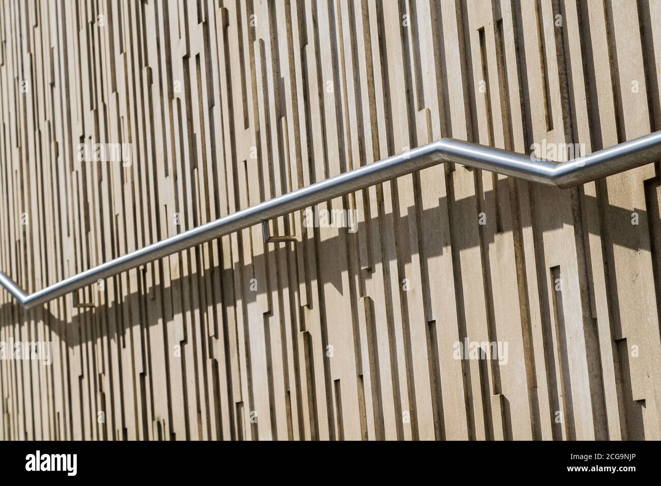 Résumé d'un rambarde sur le front de mer de Liverpool devant un extérieur texturé. Banque D'Images
