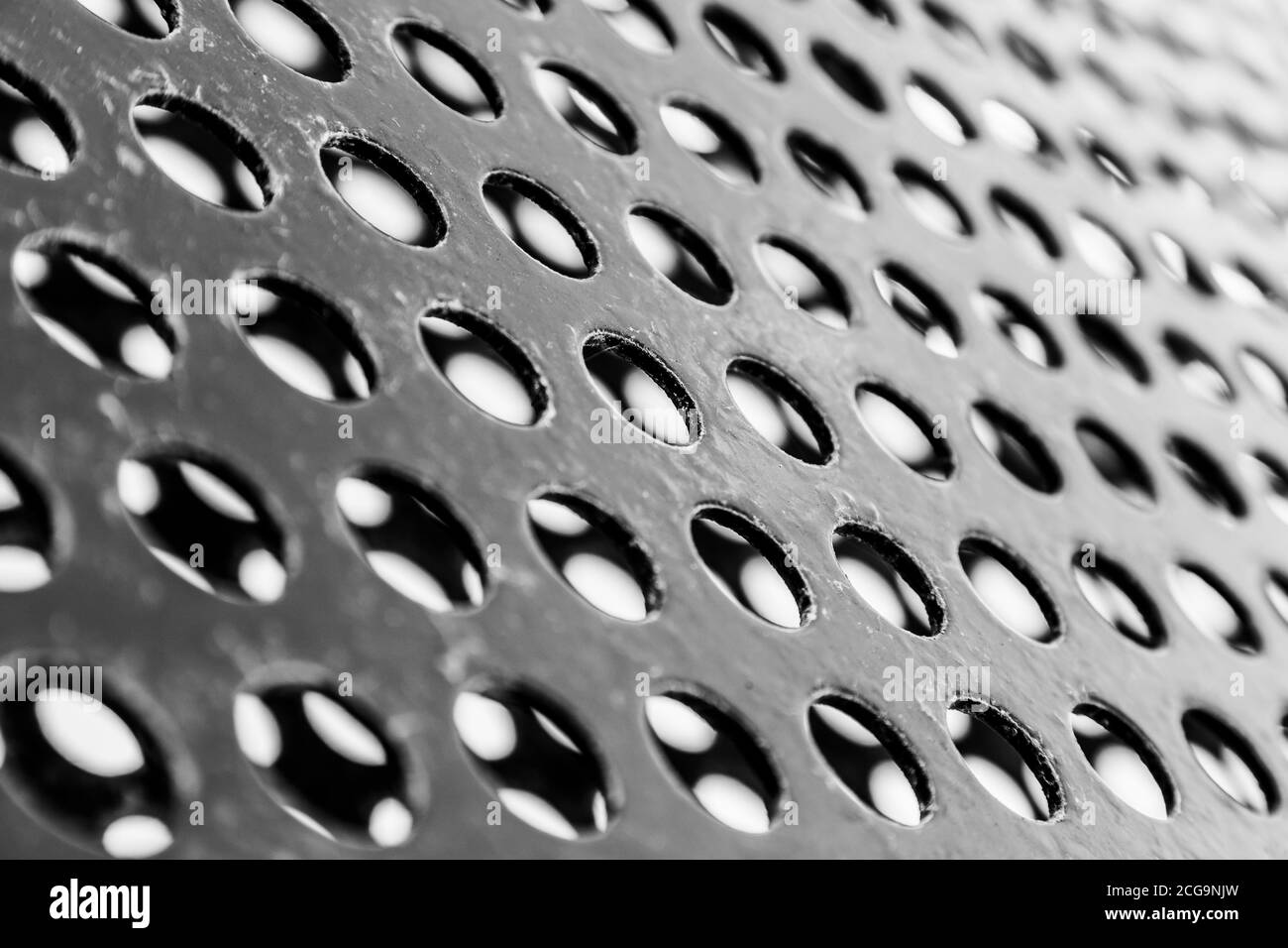 Abstrait métallique à Liverpool d'une série de trous faisant une surface texturée. Banque D'Images