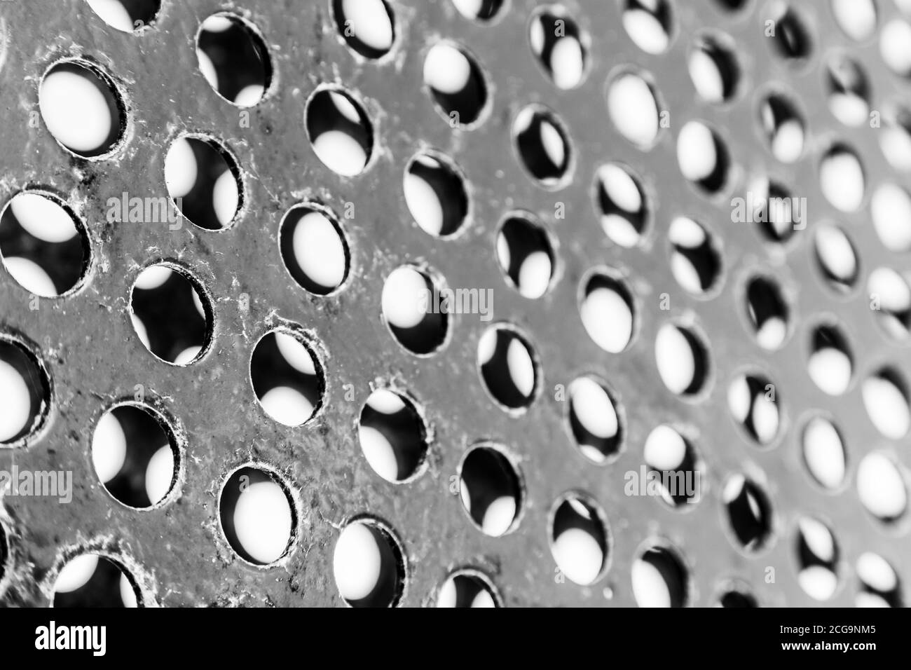Abstrait de petits trous dans un panneau métallique capturé à Liverpool. Banque D'Images