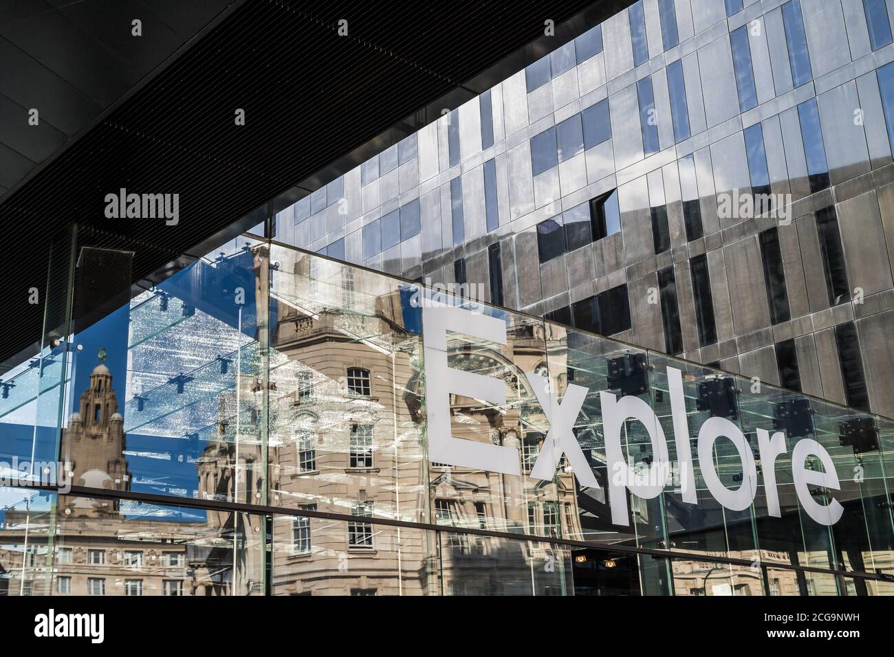 Réflexions des trois Grâces sur le front de mer de Liverpool vu se réfléchir derrière le verre avec le mot explore. Capturé en septembre 2020. Banque D'Images