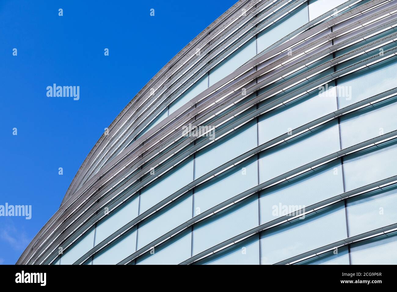 Courbes sur un bâtiment moderne vu dans le centre-ville de Liverpool vu en septembre 2020. Banque D'Images