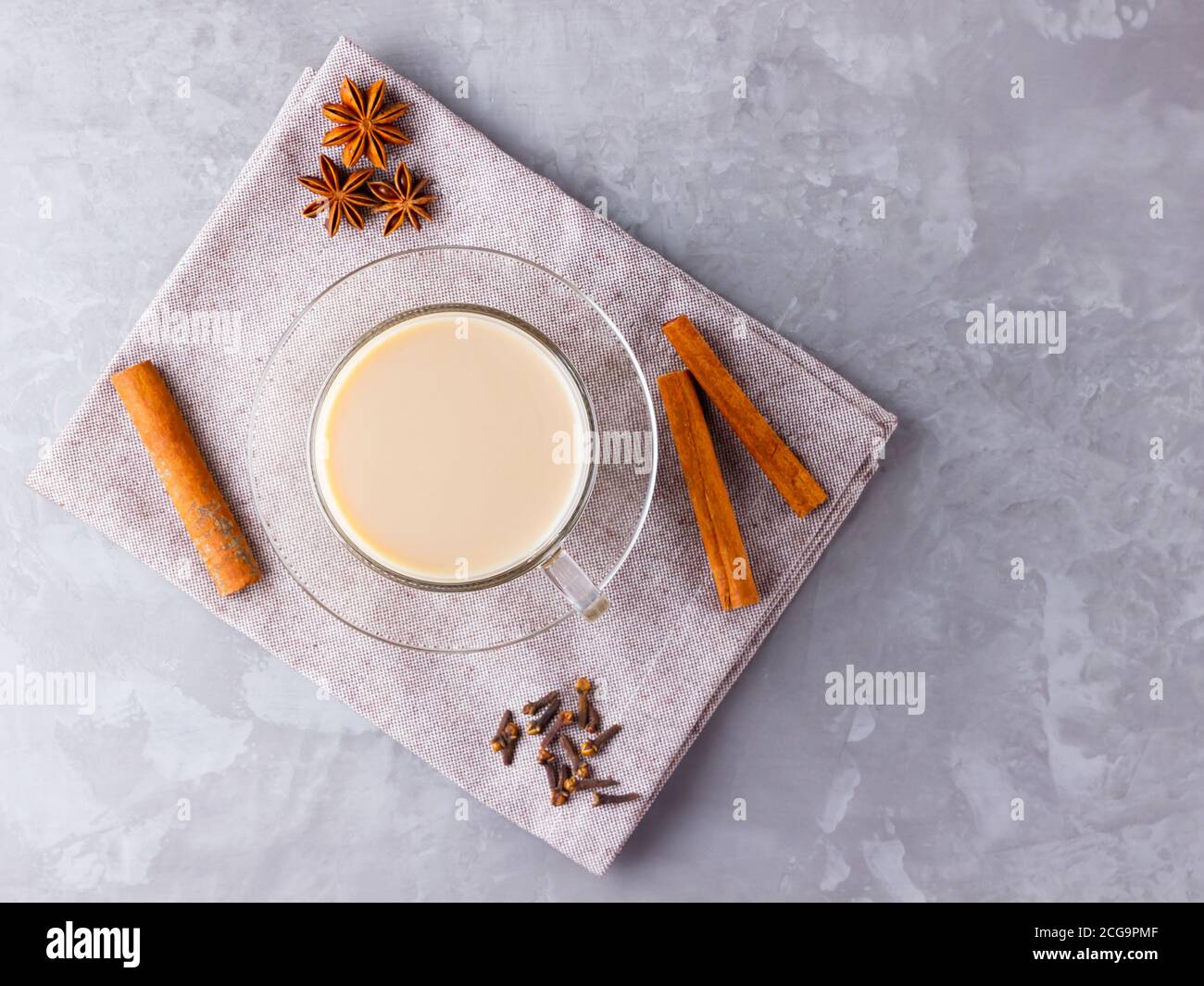 Thé Chai de masala. Boisson traditionnelle indienne - thé masala avec épices sur fond gris. Copier l'espace. Vue de dessus Banque D'Images