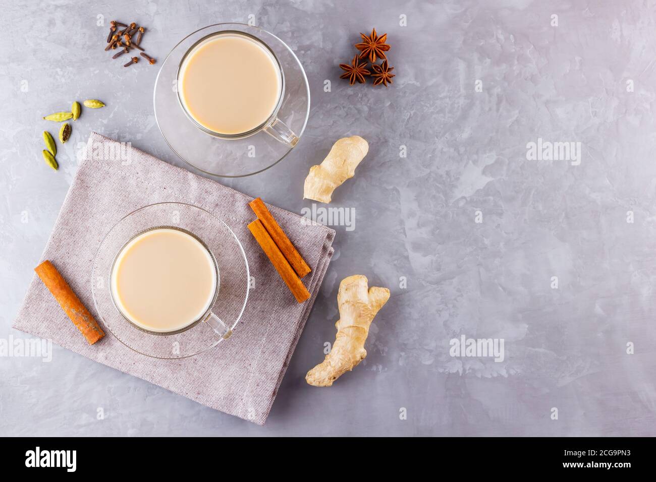 Thé Chai de masala. Boisson traditionnelle indienne - thé masala avec épices sur fond gris. Copier l'espace. Vue de dessus Banque D'Images