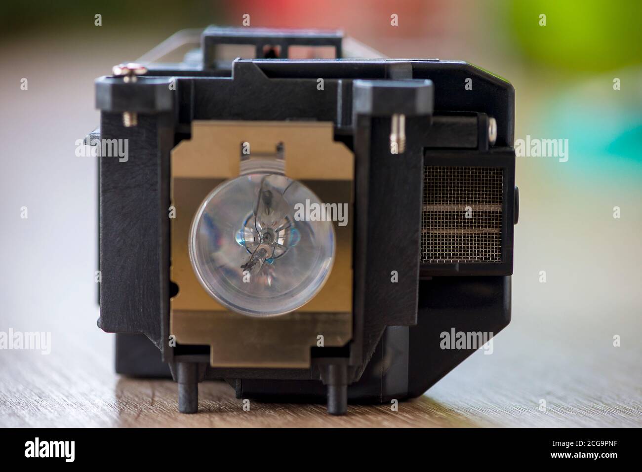Gros plan d'une ampoule de projecteur sur un bois tableau Banque D'Images