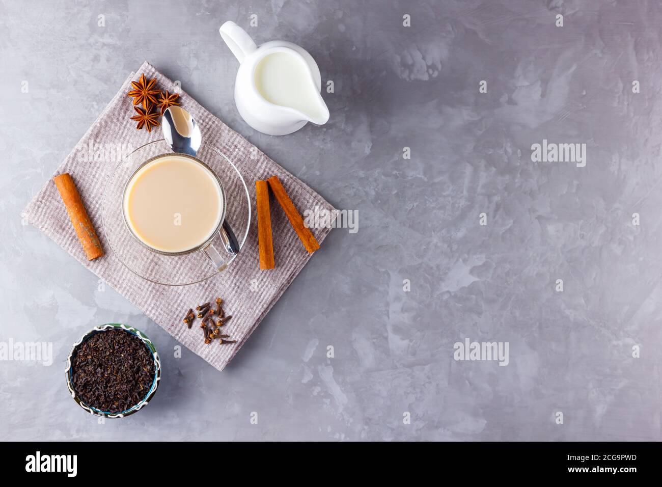 Thé Chai de masala. Boisson traditionnelle indienne - thé masala avec épices sur fond gris. Copier l'espace. Vue de dessus Banque D'Images