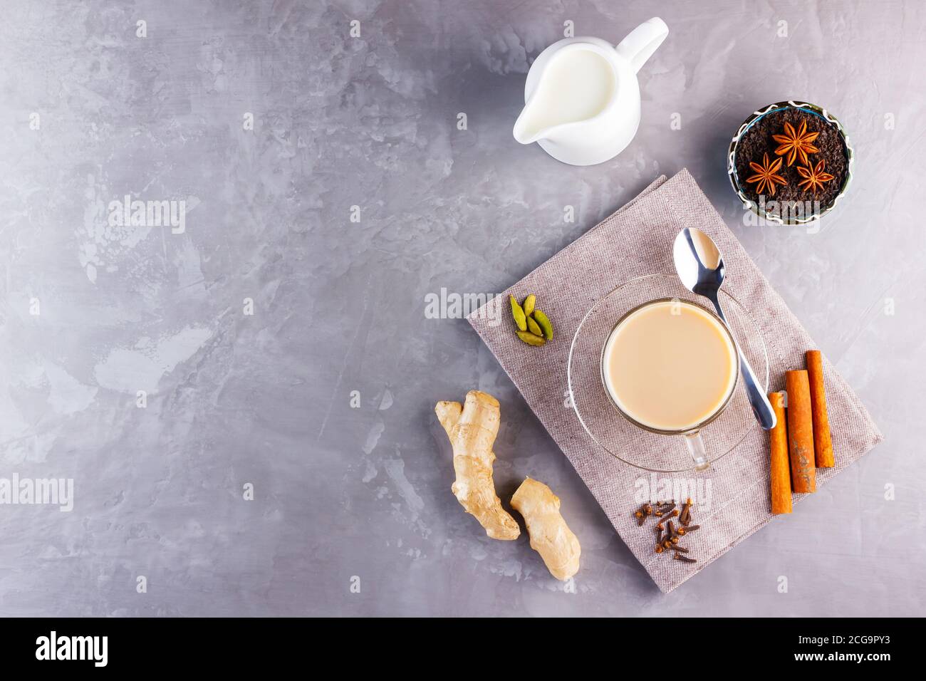 Thé Chai de masala. Boisson traditionnelle indienne - thé masala avec épices sur fond gris. Copier l'espace. Vue de dessus Banque D'Images