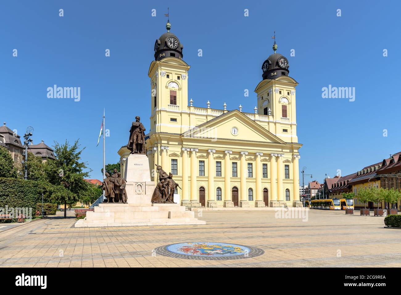 La Grande Église réformée de Debrecen avec les Lajos Kossuth statue et sceau de la ville en mosaïque lors d'une chaude journée d'été Banque D'Images