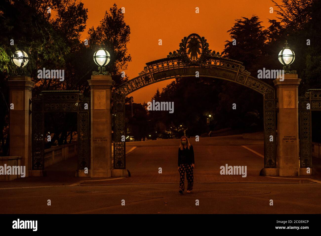 Sather Gate sur le campus de l'Université de Californie Berkeley, le campus est presque vide en raison de la qualité de l'air dangereuse causée par la fumée des feux de forêt. Banque D'Images