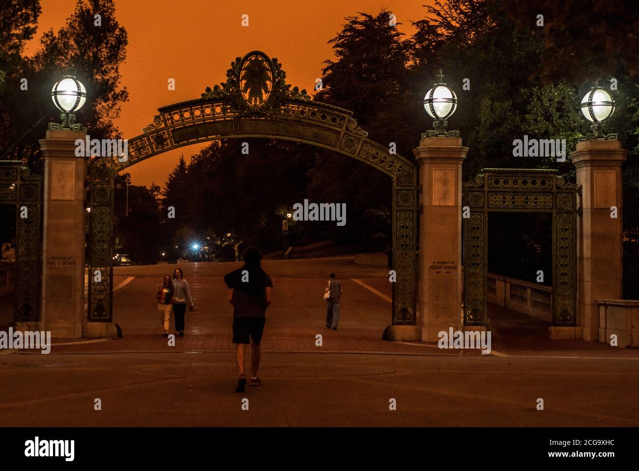 Sather Gate sur le campus de l'Université de Californie Berkeley, le campus est presque vide en raison de la qualité de l'air dangereuse causée par la fumée des feux de forêt. Banque D'Images