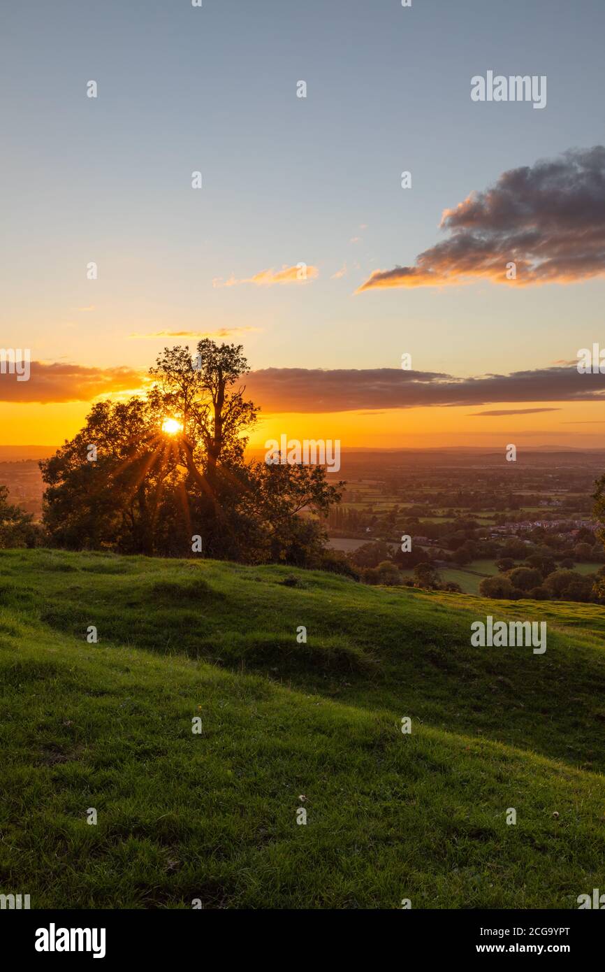 Le soleil cadre. Vue de Lashampton Hill sur la route en allant dans la ville de Spa local dans les Cotswolds appelé Cheltenham dans Gloucestershire Angleterre. Banque D'Images