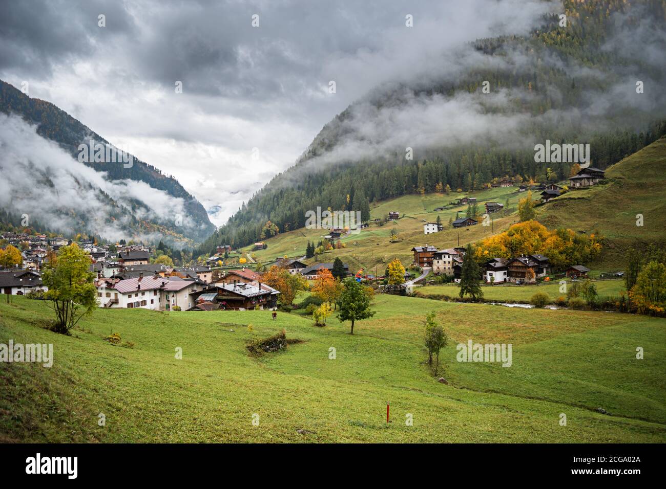 Paysage d'un village dans le nord de l'Italie sur les pentes des Dolomites dans la vallée de Val di Funes début automne. Banque D'Images