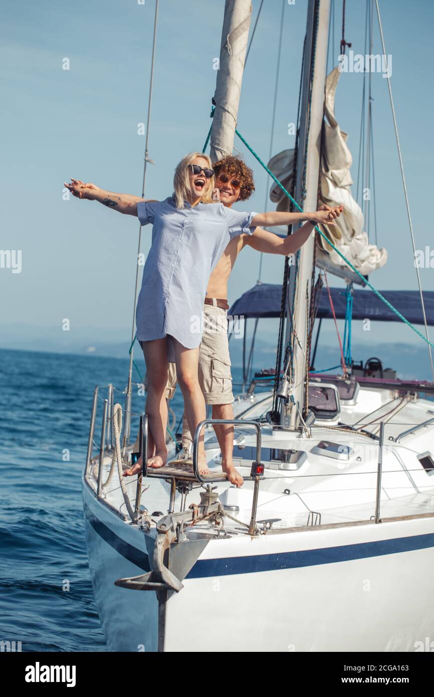Des Gens Debout Sur L Arc D Un Bateau A Voile Avec Les Mains De Cote Comme Couple Dramatique Dans Le Film Titanic Homme Aimant Et Femme Romantique Sur Yacht Inoubliable Photo Stock