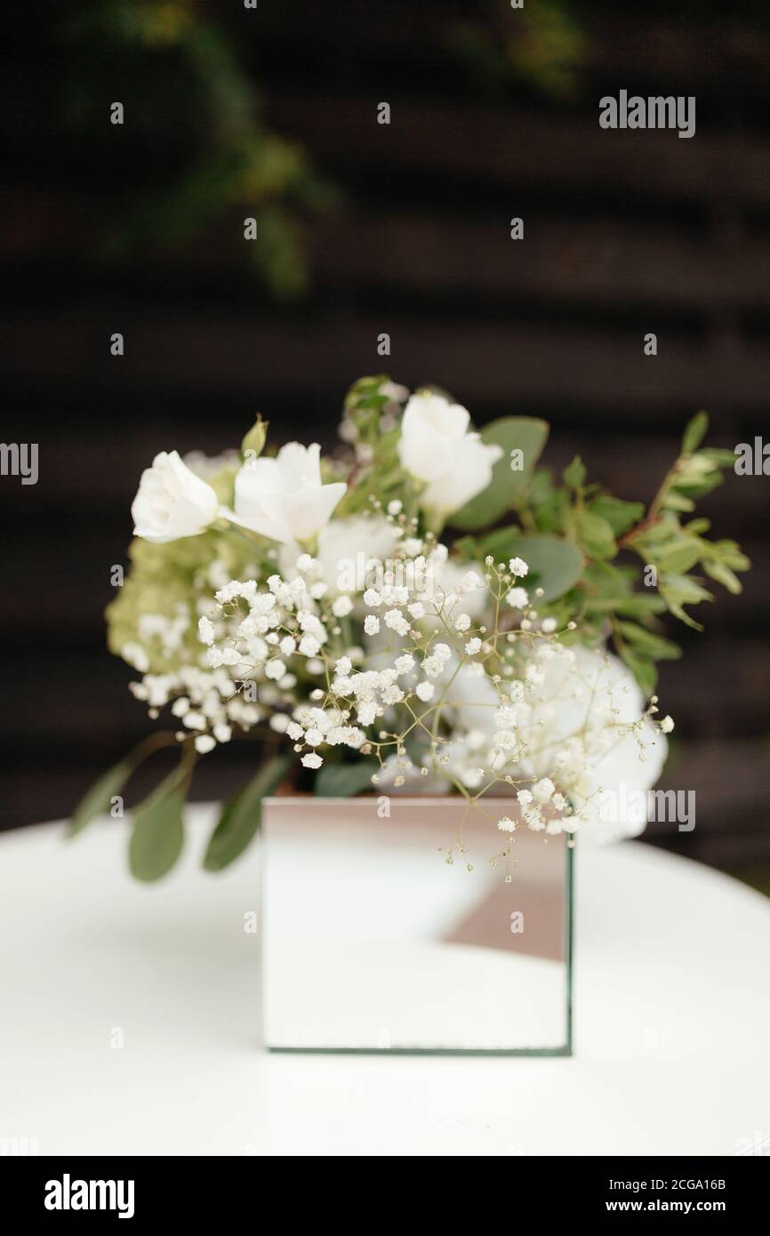 Gros plan bouquet de fleurs blanches dans la petite boîte. Décorations  florales. Décorations de fleurs de mariage. Arrière-plan des fleurs Photo  Stock - Alamy