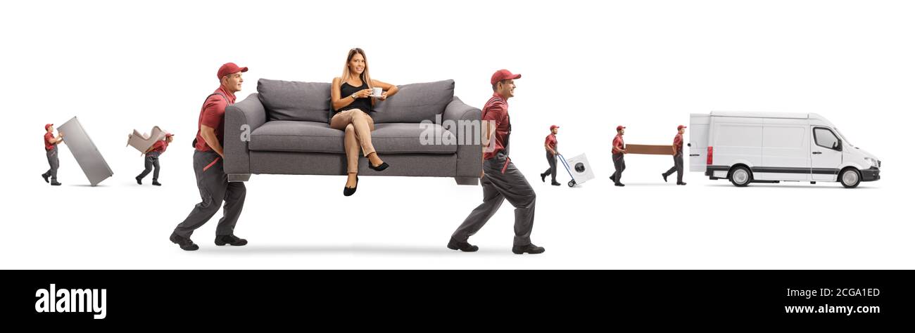 Movers portant un canapé avec une jeune femme assise et boire du café tandis que d'autres déménageurs chargent une camionnette isolée sur arrière-plan blanc Banque D'Images