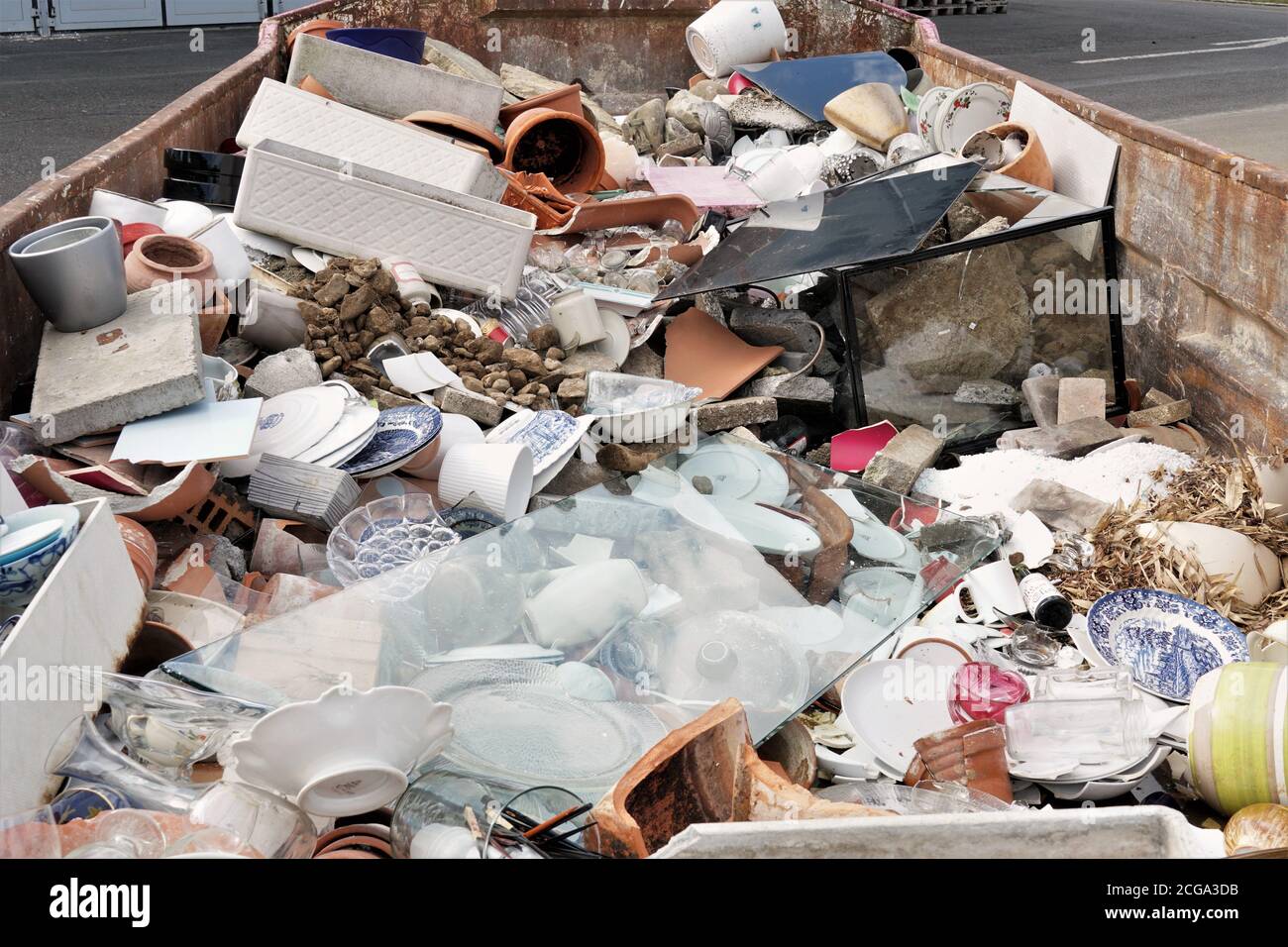 Élimination communautaire des ordures pour que la population puisse déposer sans danger des objets anciens, cassés et plus nécessaires. Service gratuit pour la communauté. Banque D'Images