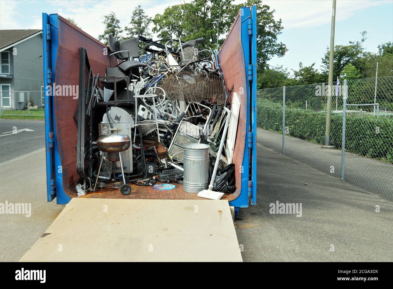 Déchets métalliques collectés dans un conteneur dans un lieu d'élimination communautaire. Un service public gratuit pour éviter de terrer l'environnement. Banque D'Images