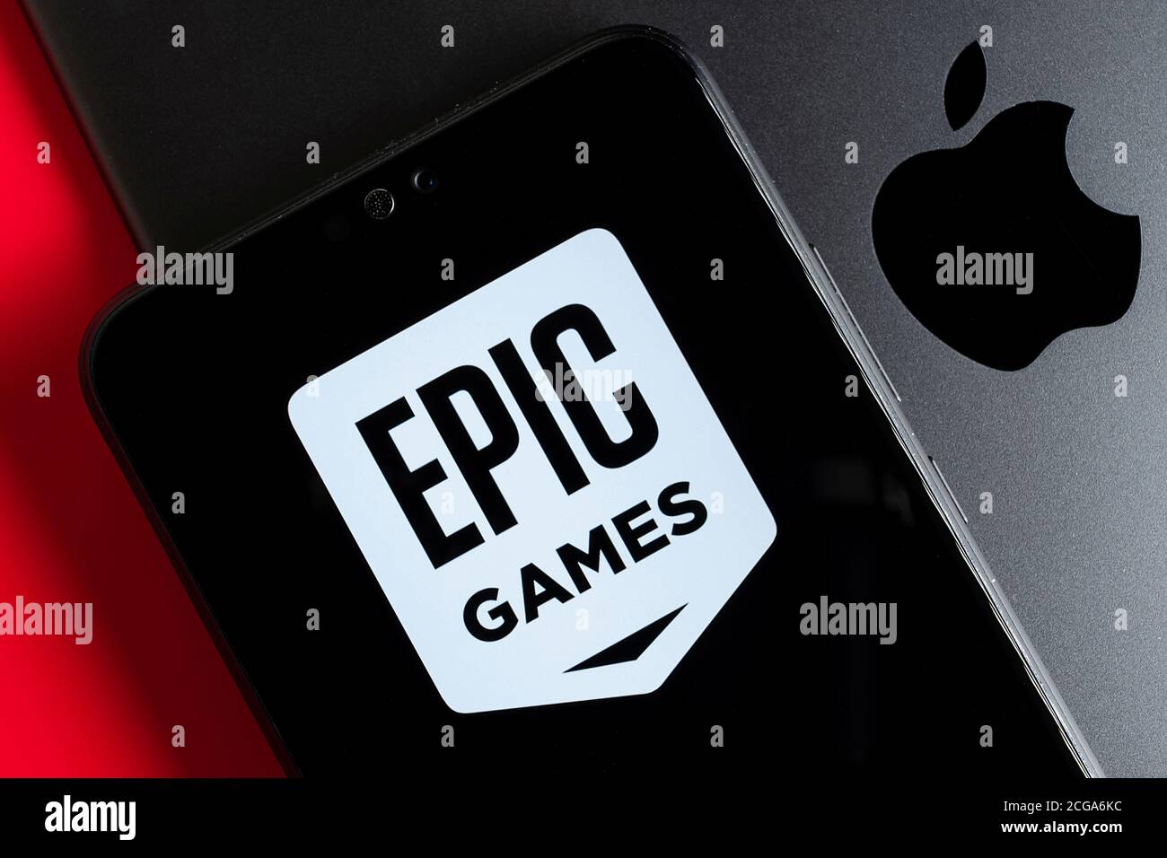 Stone / UK - septembre 9 2020 : logo Fortnite Epic Games sur le téléphone portable placé sur Apple ipad. Jeux épiques contre Apple procès concept. Banque D'Images
