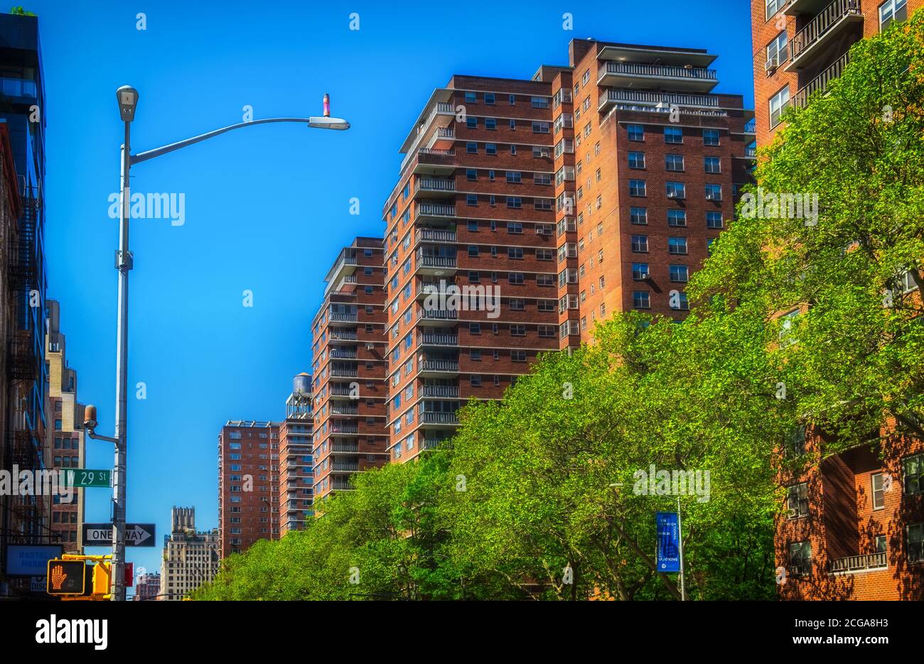 New York City, États-Unis, mai 2019, rangée de briques tour blocs près de la 29e rue sur la 8e avenue dans le quartier de Chelsea Banque D'Images