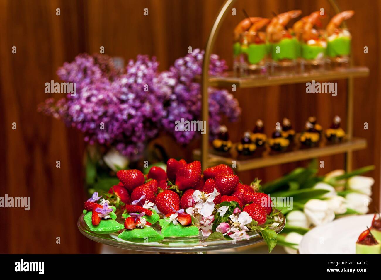 Fraises, hachées et entières pour la décoration, plateau de banquet pour les événements et les buffets. Restauration, en-cas avec fraises pour un banquet Banque D'Images