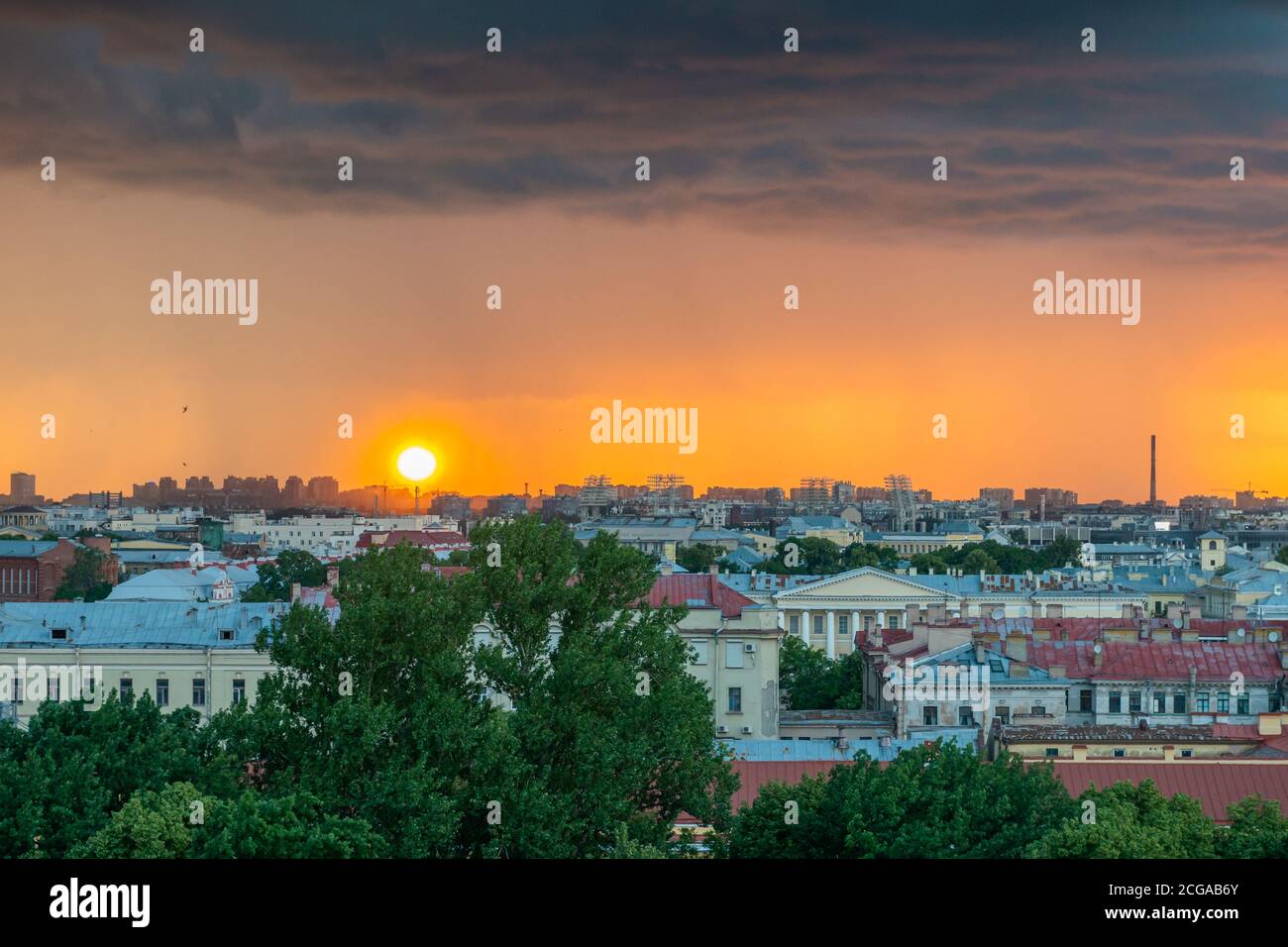 Saint-Pétersbourg, Russie. Nuages d'orage à l'horizon, beau paysage urbain dans un orage au coucher du soleil. Vue sur la ville Banque D'Images