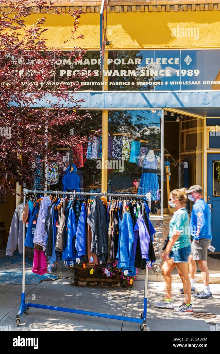 J2 logiciel ; vêtements en polaire personnalisés. Les touristes apprécient une journée d'été sur la rue historique piétonne F Street, Salida, Colorado, USA Banque D'Images
