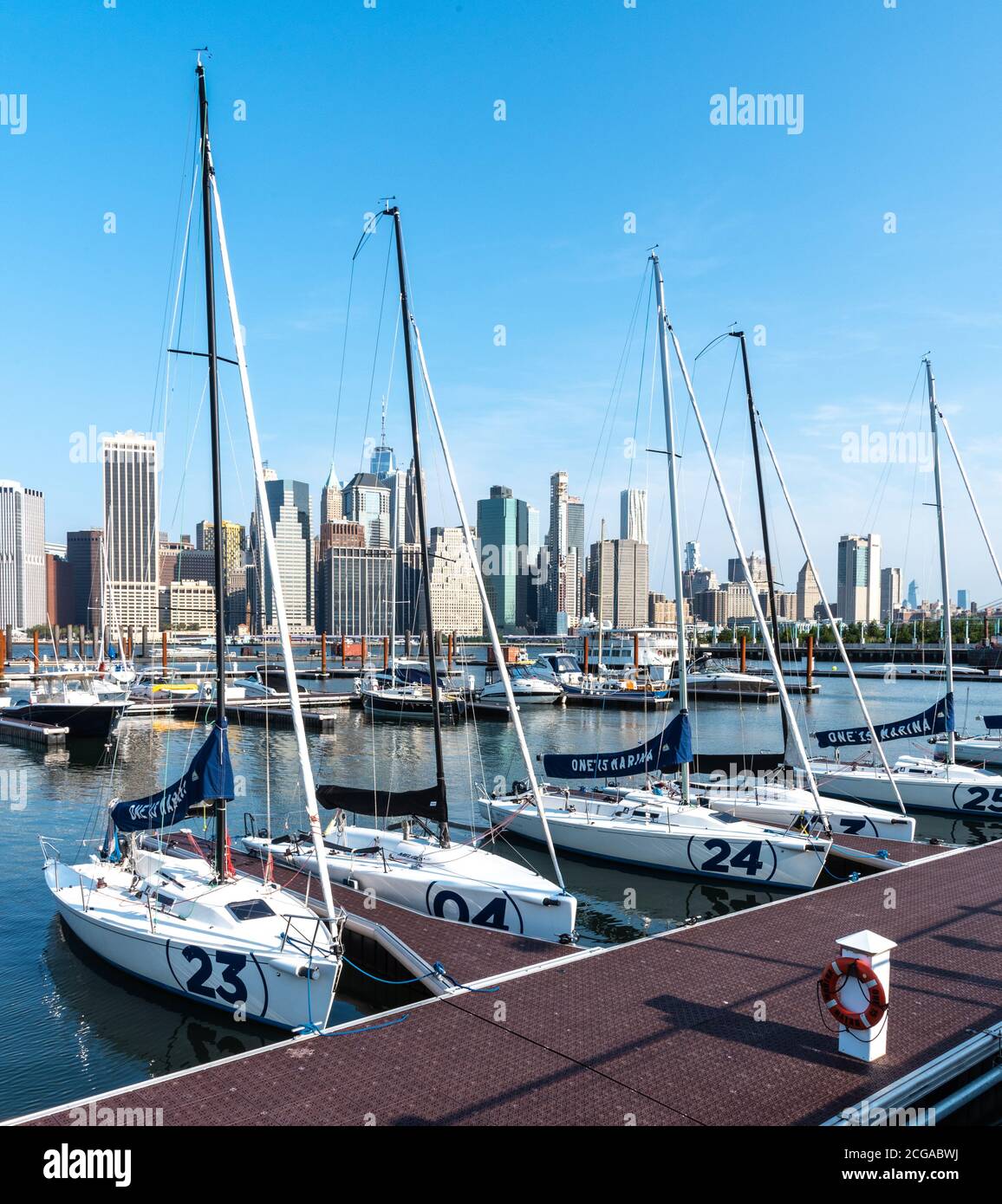 BROOKLYN, NY - 27 2020 AOÛT : bateaux de l'ÉCOLE DE voile ONE°15 de Brooklyn dans le port de plaisance de Brooklyn Bridge Park, avec l'horizon de Lower Manhattan i Banque D'Images