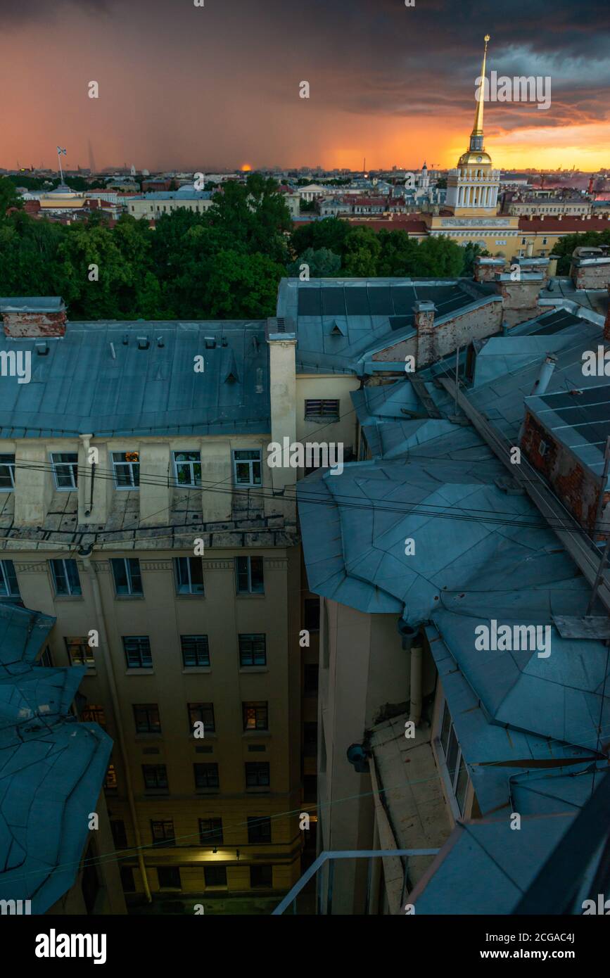 Saint-Pétersbourg, Russie. Nuages d'orage à l'horizon, beau paysage urbain dans un orage au coucher du soleil. Vue sur l'Amirauté et la ville Banque D'Images