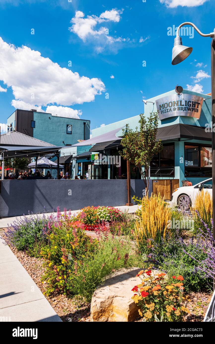 Vue extérieure en été sur le restaurant Moonlight Pizza, brasserie et pub, centre-ville dans la ville historique de Salida, Colorado, États-Unis Banque D'Images