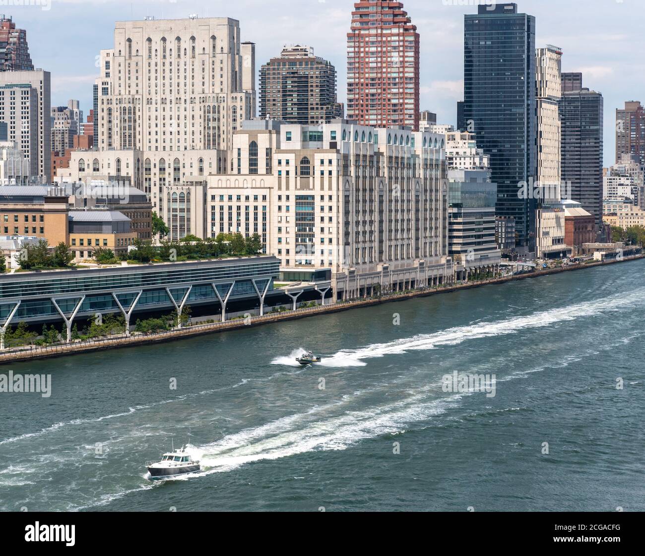 Partie supérieure est de Manhattan, New York, avec des bateaux à moteur sur l'East River Banque D'Images