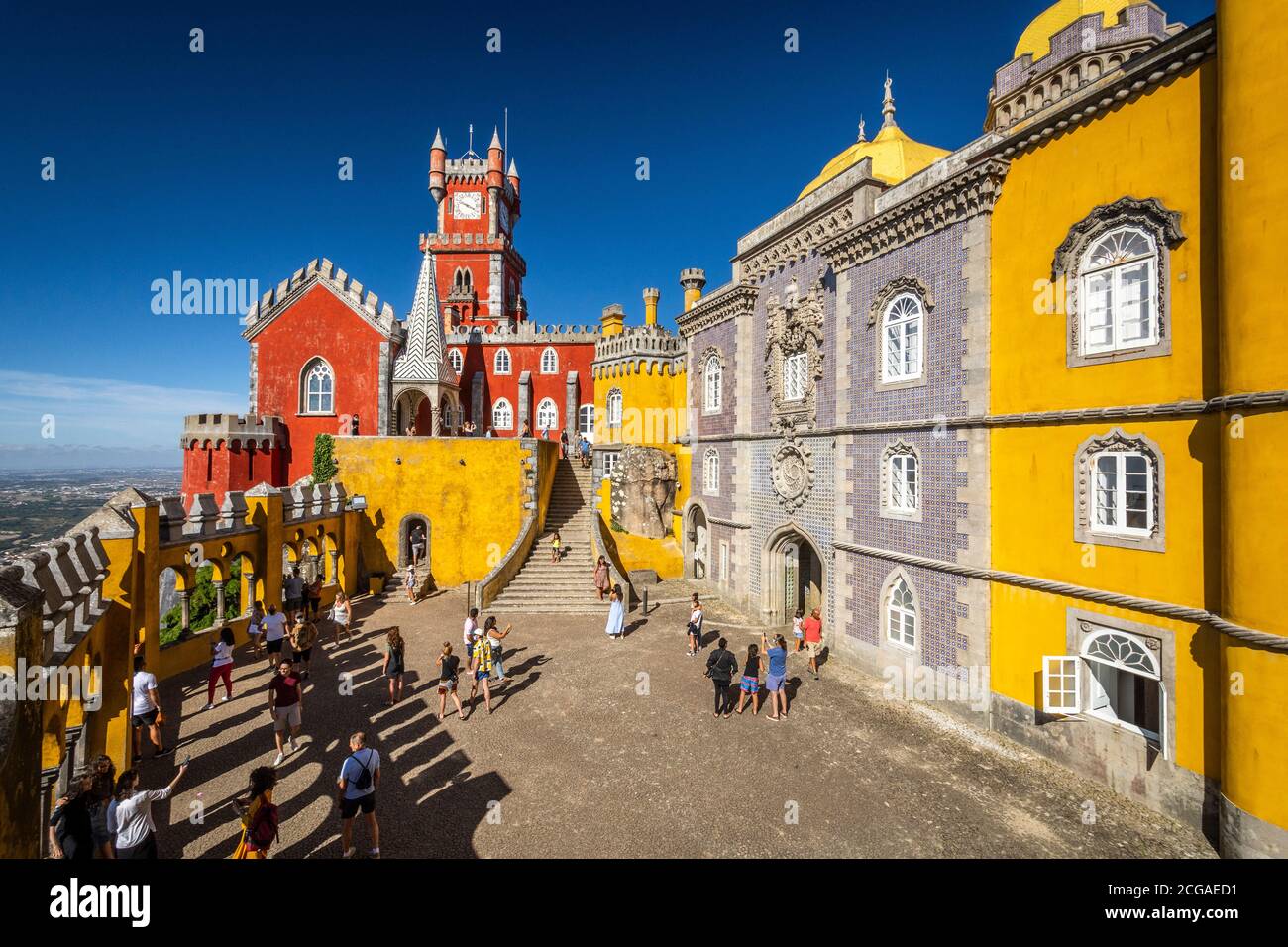 Belle vue sur le vieux château historique coloré de Sintra, près de Lisbonne, Portugal Banque D'Images
