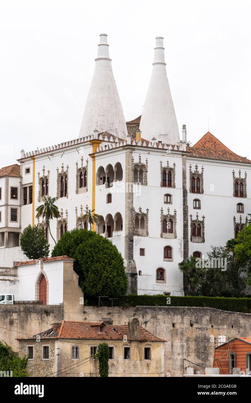 Belle vue sur le vieux palais national historique de Sintra avec des tours jumelles blanches, Portugal Banque D'Images