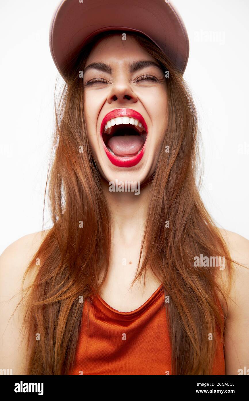 Portrait d'une femme dans un chapeau amusant bouche large ouvrez les yeux  fermés lèvres rouges Photo Stock - Alamy