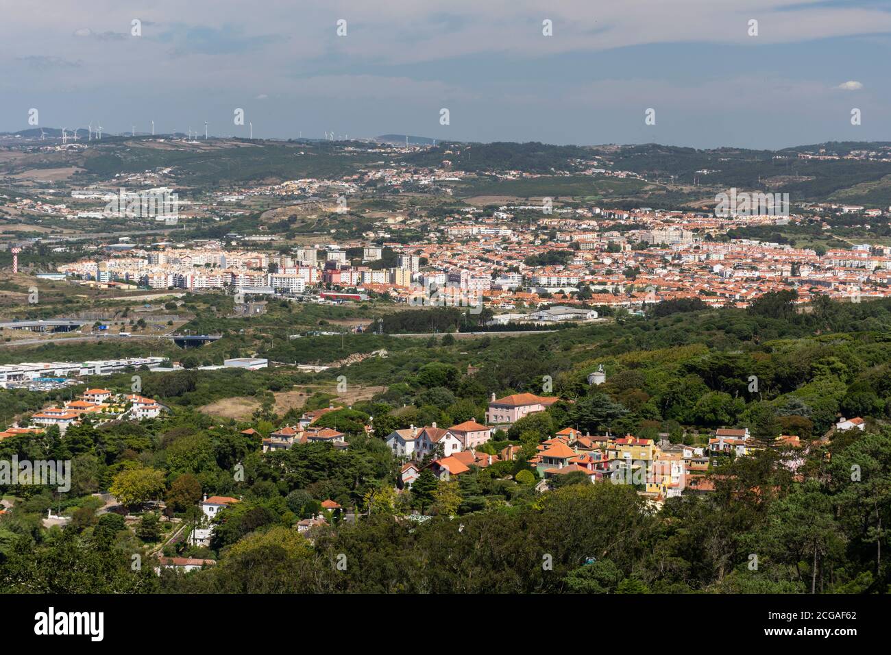 Belle vue sur la ville et les bois depuis le château mauresque de Sintra, Portugal Banque D'Images