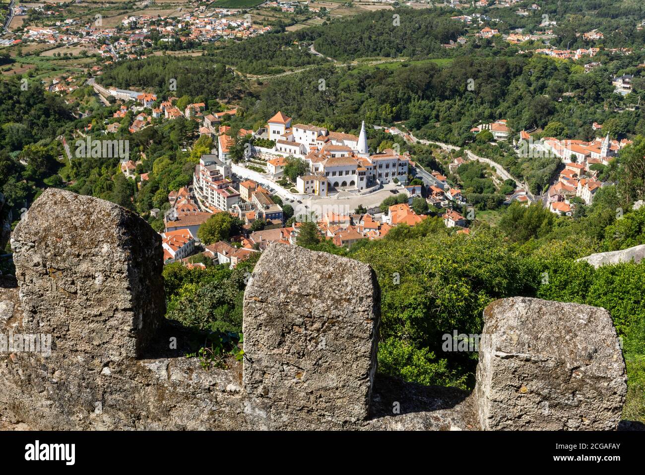 Belle vue sur le vieux mur du château mauresque et les tours de Sintra, près de Lisbonne, Portugal Banque D'Images